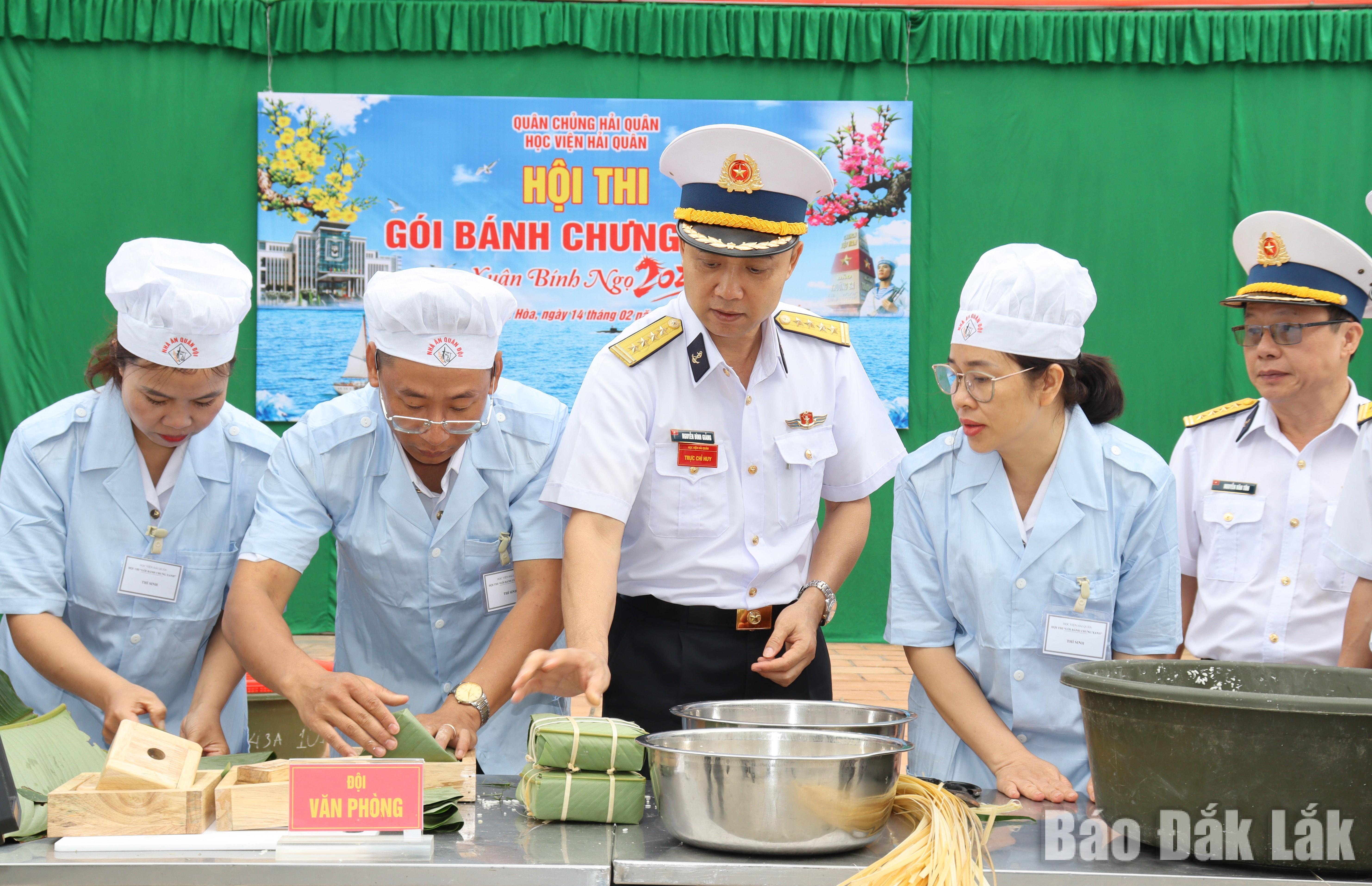 El coronel Nguyen Dinh Giang animó al equipo de la Oficina en la competición.