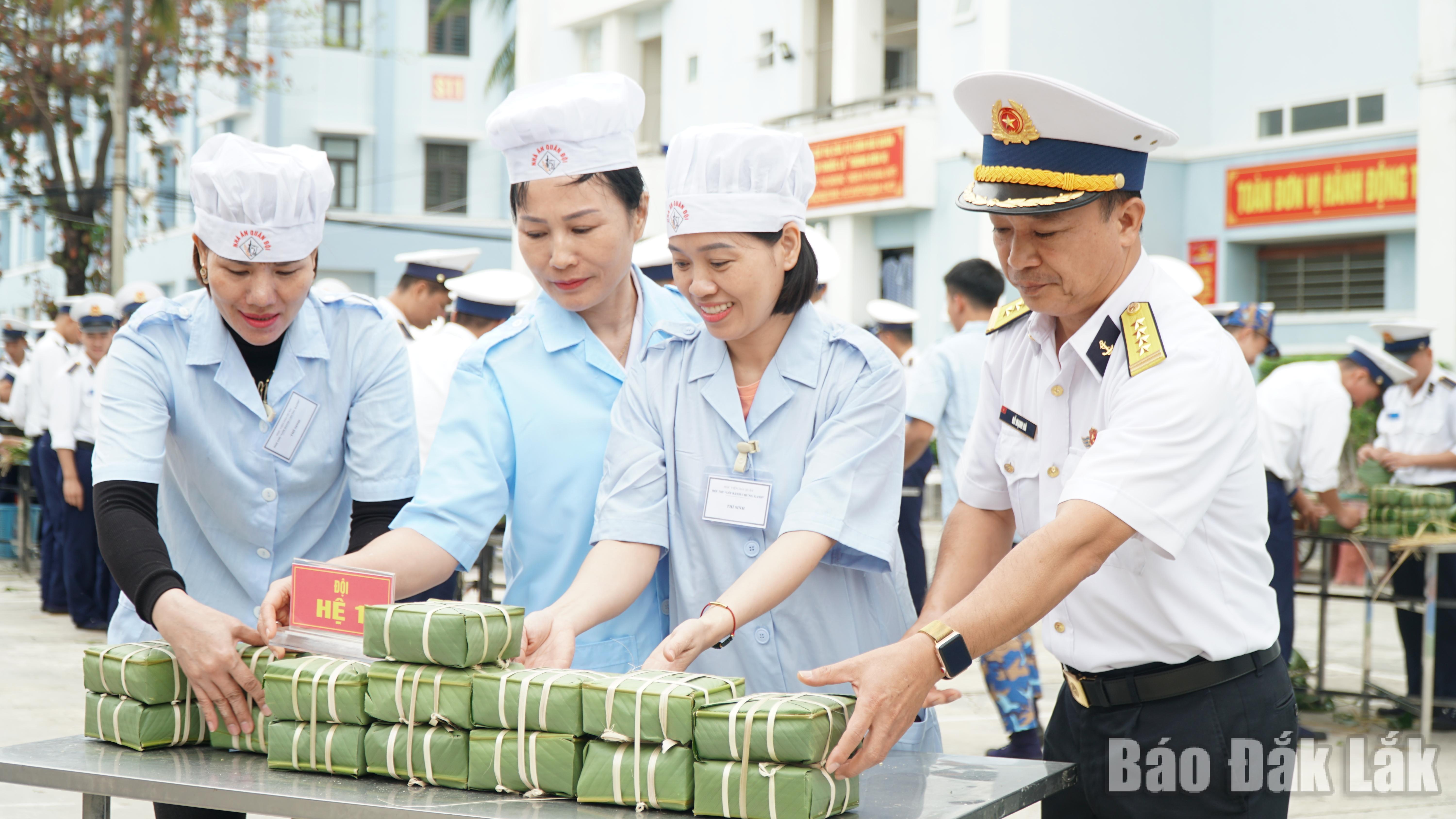 El personal y los empleados del Sistema 1 organizan cuidadosamente los banh chung (pasteles de arroz tradicionales vietnamitas) empaquetados por el equipo.
