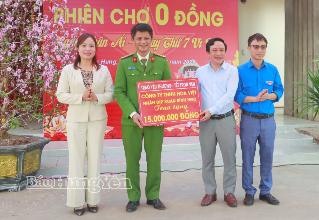 Ban tổ chức phiên chợ 0 đồng nhận kinh phí ủng hộ từ nhà tài trợ.