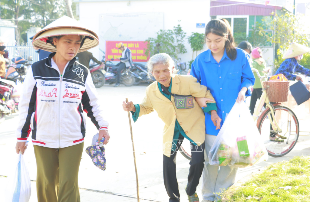 Lực lượng thanh niên hỗ trợ bà con nhận quà.