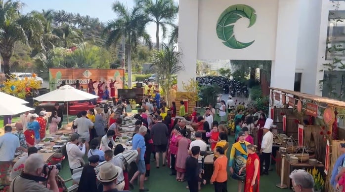 Internationale Touristen erleben das vietnamesische Tet (Mondneujahr) und bereiten Banh Chung (traditionelle Reiskuchen) in Mui Ne zu - Foto 1. Du khách quốc tế trải nghiệm Tết Việt, gói bánh chưng tại Mũi Né - Ảnh 1.