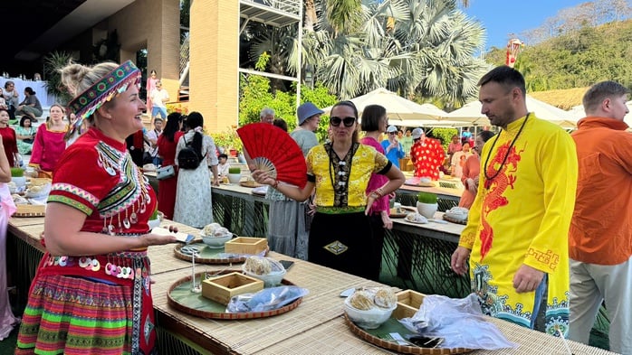 Internationale Touristen erleben das vietnamesische Tet (Mondneujahr) und stellen Banh Chung (traditionelle Reiskuchen) in Mui Ne her - Foto 4. Du khách quốc tế trải nghiệm Tết Việt, gói bánh chưng tại Mũi Né - Ảnh 4.