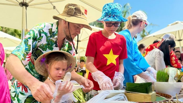 Internationale Touristen erleben das vietnamesische Tet (Mondneujahr) und stellen Banh Chung (traditionelle Reiskuchen) in Mui Ne her - Foto 8. Du khách quốc tế trải nghiệm Tết Việt, gói bánh chưng tại Mũi Né - Ảnh 8.
