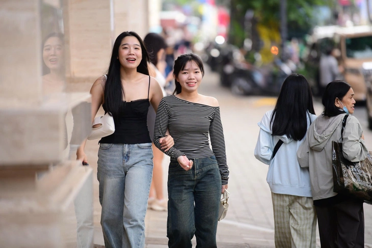 Thời tiết hôm nay 28 Tết: Bắc Bộ nắng yếu, Nam Bộ mưa trái mùa vài nơi - Ảnh 1.