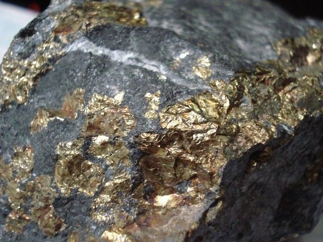 金:古代から伝わる金属であり、高度な技術応用が可能な金属。
