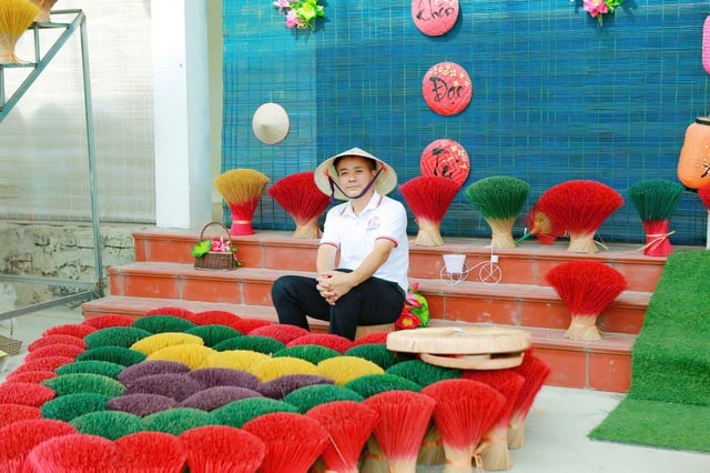 Podtrzymywanie tradycji rzemiosła w Nowym Roku - Zdjęcie 2. Giữ lửa làng nghề trong những ngày Xuân mới- Ảnh 2.