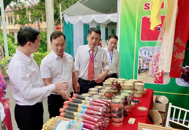 Podtrzymywanie tradycji rzemiosła w Nowym Roku - Zdjęcie 3. Giữ lửa làng nghề trong những ngày Xuân mới- Ảnh 3.