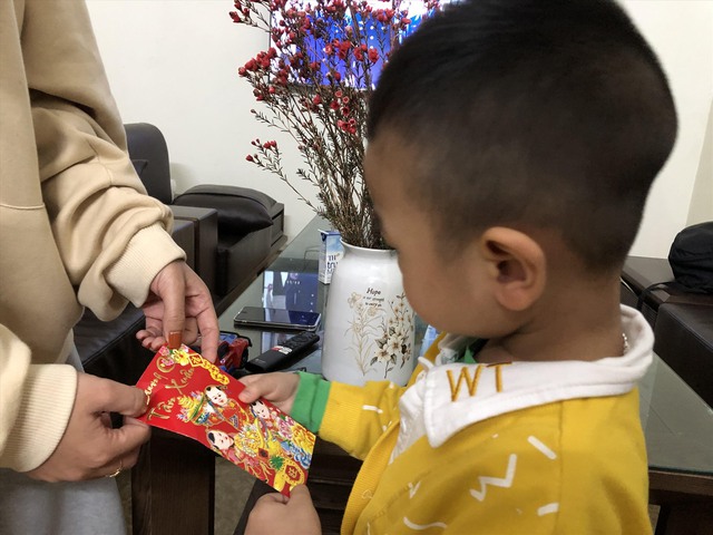 Con mở lì xì trước mặt khách, cha mẹ nên xử lý thế nào? - Ảnh 3.