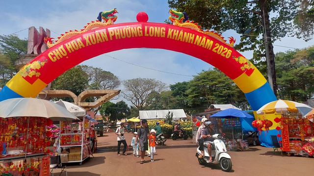 Preservare le tradizioni del Tet attraverso il mercato dei fiori primaverile - Foto 6. Giữ tết truyền thống qua chợ hoa xuân- Ảnh 6.