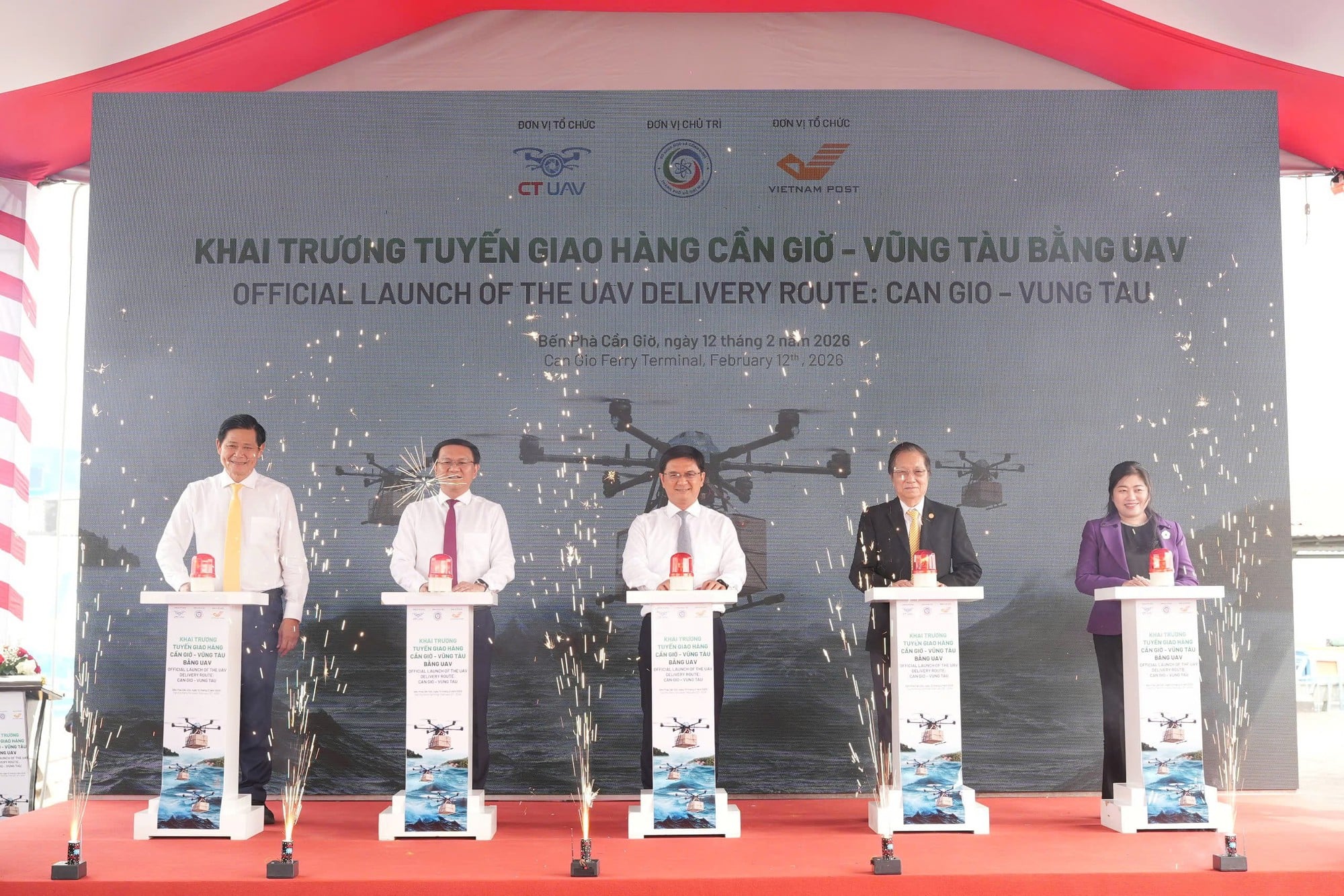 Bưu điện Việt Nam lần đầu đưa bưu kiện “bay qua biển” bằng thiết bị không người lái- Ảnh 1.