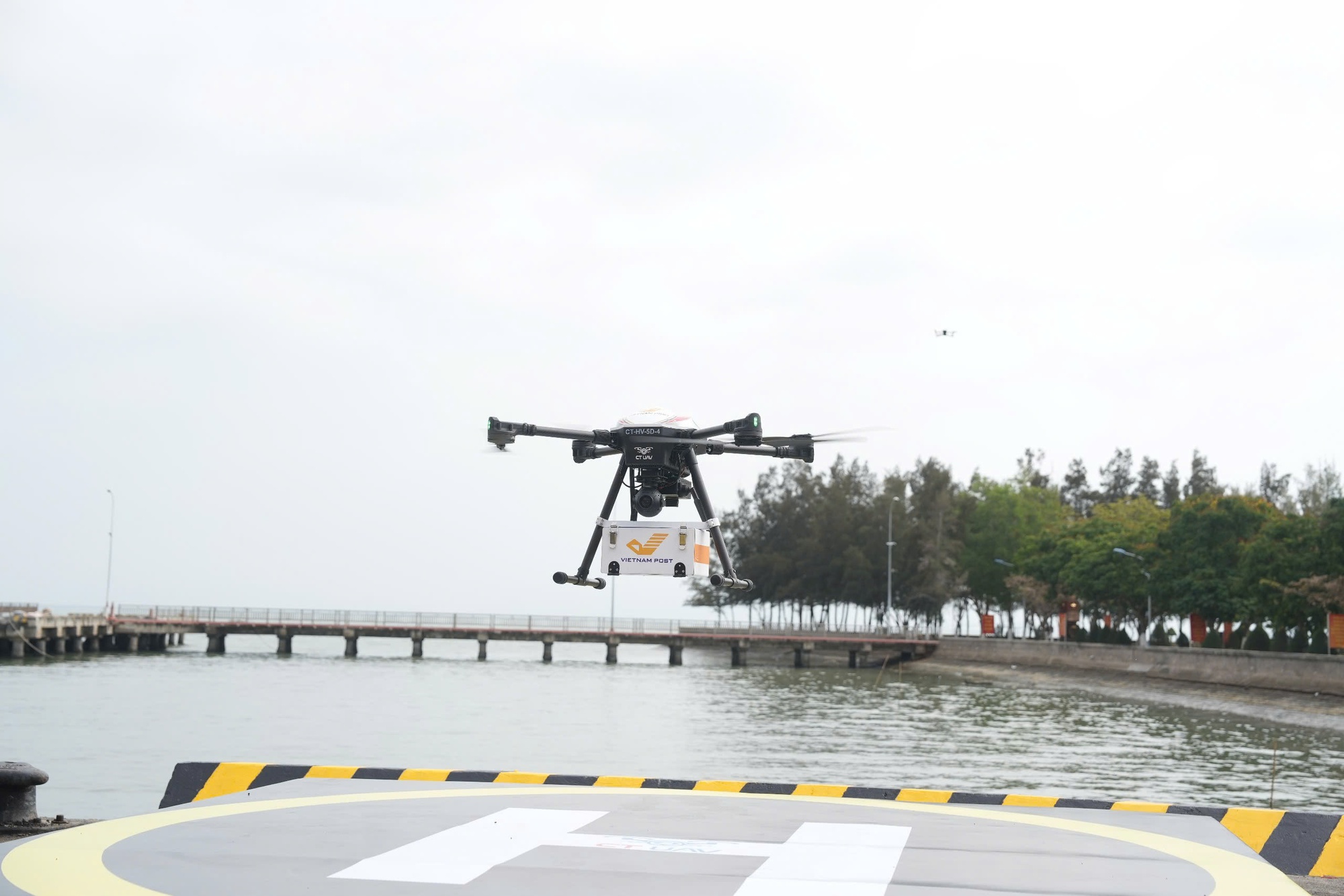 Bưu điện Việt Nam lần đầu đưa bưu kiện “bay qua biển” bằng thiết bị không người lái- Ảnh 4.