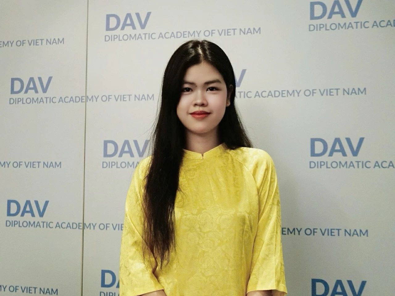 កាសែតបុណ្យតេត៖ និទាឃរដូវថ្មី សម័យកាលថ្មី៖ គំនិត និងសេចក្តីប្រាថ្នារបស់អ្នកការទូតវ័យក្មេង Báo Tết: Mùa Xuân mới, thế vận mới: Tâm tư và khát vọng của lớp trẻ Ngoại giao