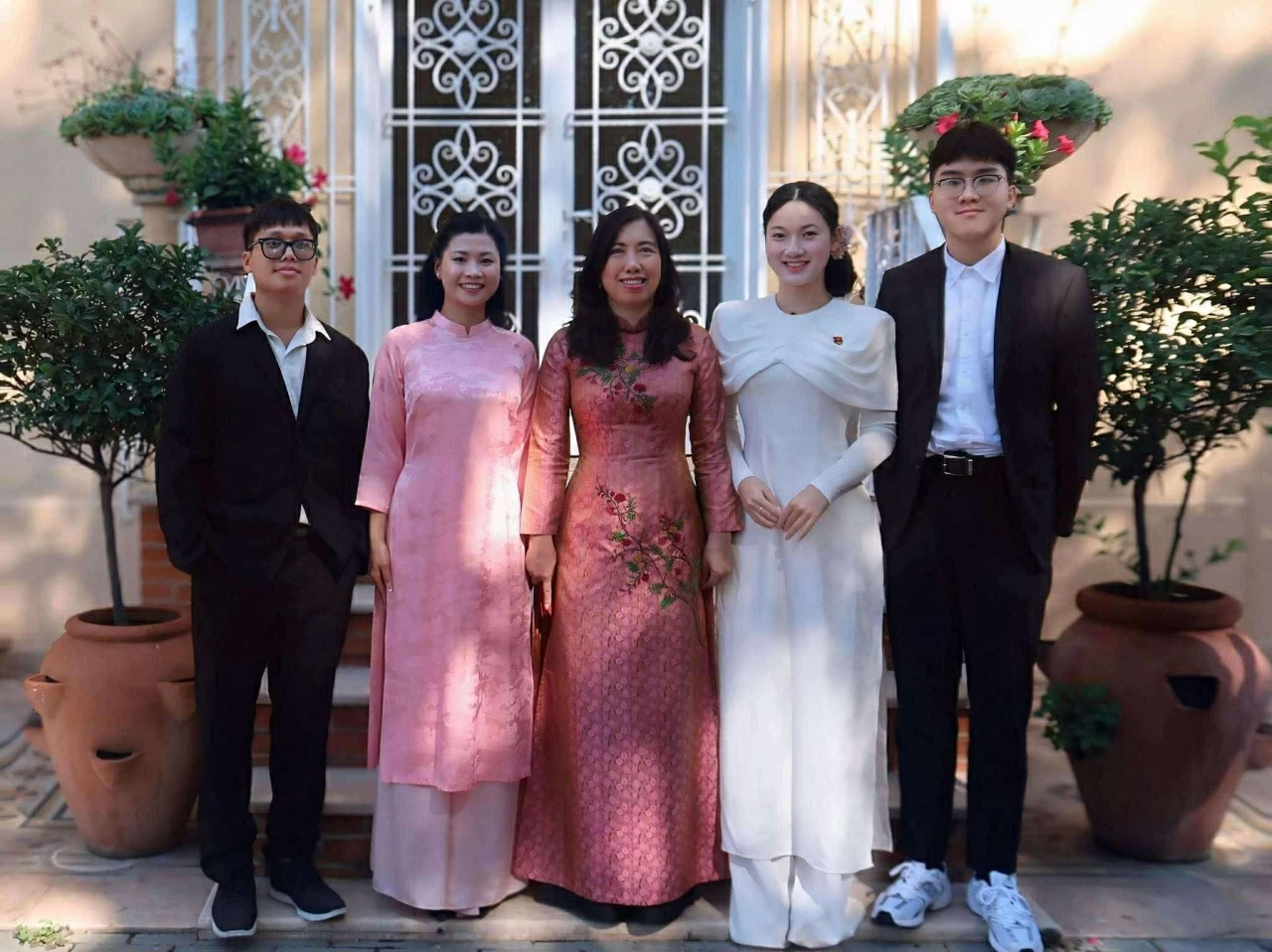 ២១. បញ្ហាបុណ្យតេត៖ និទាឃរដូវថ្មី សម័យកាលថ្មី៖ គំនិត និងសេចក្តីប្រាថ្នារបស់អ្នកការទូតវ័យក្មេង 21. Số Tết: Mùa Xuân mới, thế vận mới: Tâm tư và khát vọng của lớp trẻ Ngoại giao
