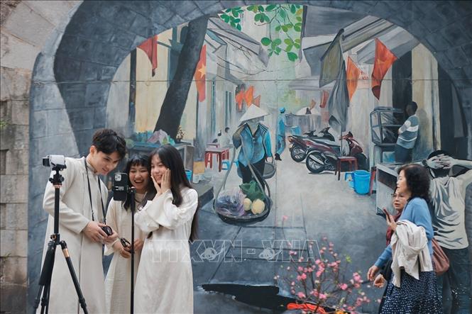 I år har den traditionella blomstermarknaden Hang Luoc i Hanoi utökats och ansluter till Hang Ma-gatan och sträcker sig in i Phung Hung-området. Foto: Minh Quyet/TTXVN