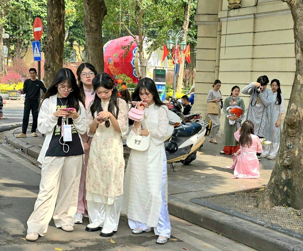 Gemütlicher Spaziergang durch die Straßen von Hanoi am Vorabend von Tet – Foto 16