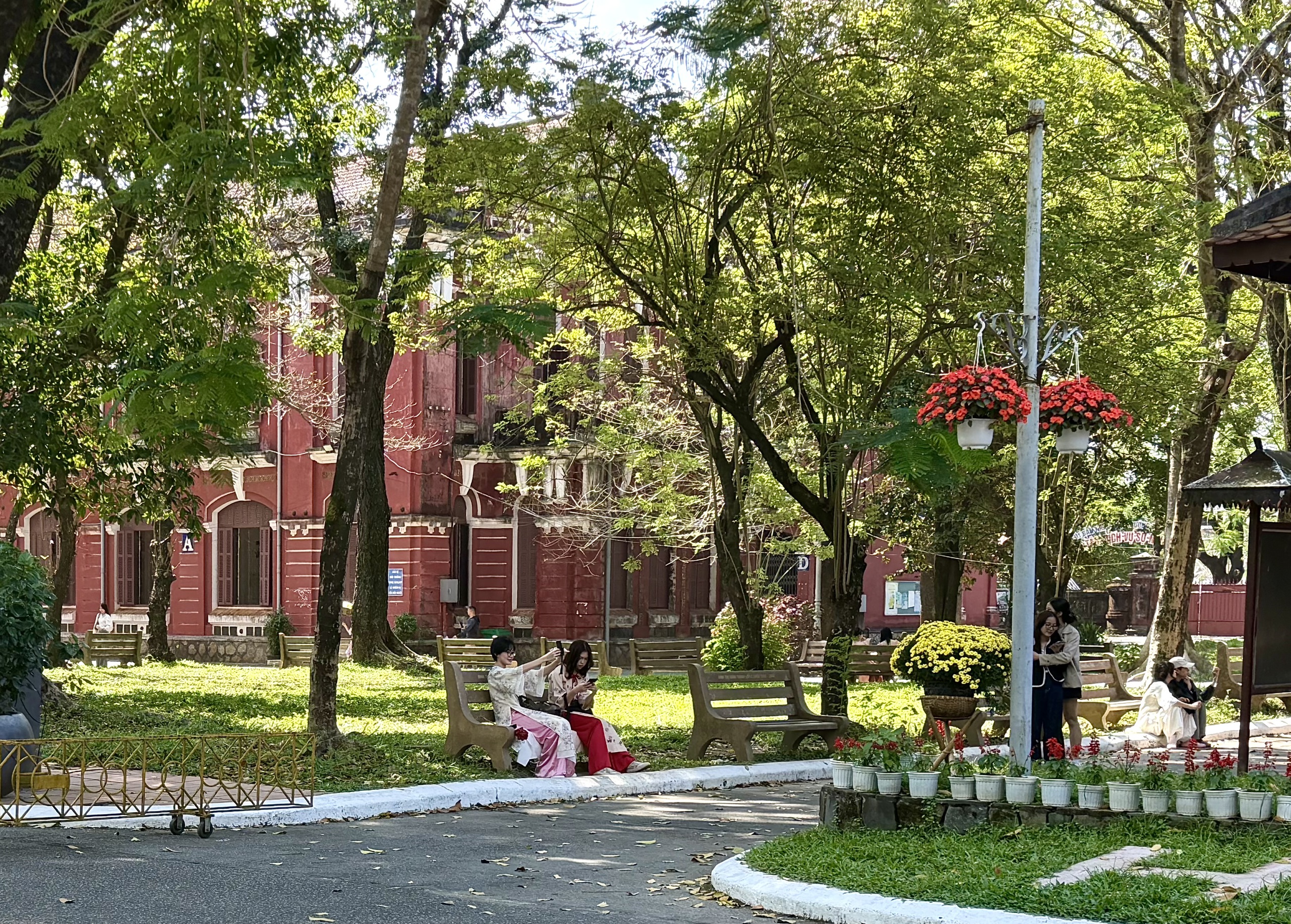 Tết 2026 tại Trường Quốc học Huế: Điểm đến check in cho các thế hệ học sinh - Ảnh 13.