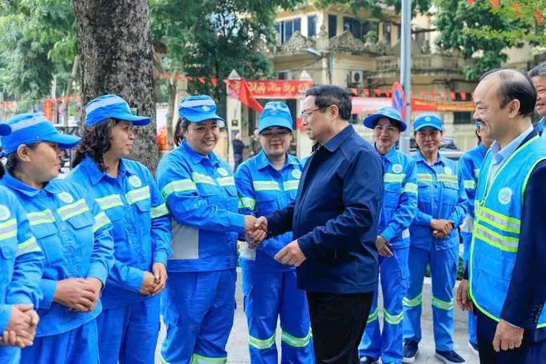 Premierminister Pham Minh Chinh besucht städtische Reinigungskräfte in Hanoi und überreicht ihnen Geschenke.
