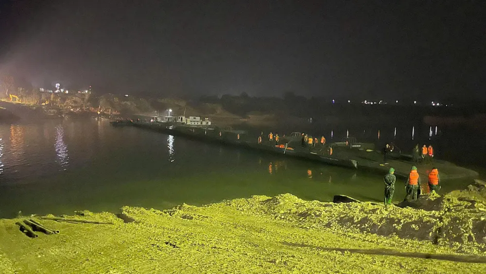 Quân đội hoàn thành lắp đặt cầu phao sông Lô