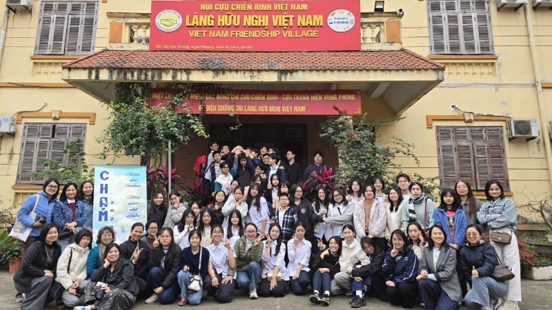 นักเรียน ผู้ปกครอง และครูเกือบ 100 คน จากชั้นเรียนประวัติศาสตร์ ม.4 โรงเรียนมัธยมปลายชูวันอันสำหรับผู้มีพรสวรรค์ เข้าร่วมกิจกรรมที่หมู่บ้านมิตรภาพเวียดนาม