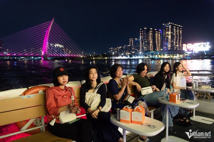 観光客向けの中央高地のゴング演奏。