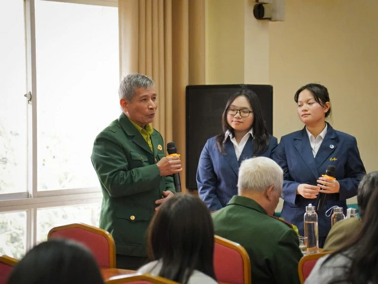 Veterani del Villaggio dell'Amicizia del Vietnam interagiscono con gli studenti. (Foto: Kim Hue) Các cựu chiến binh Làng Hữu nghị Việt Nam giao lưu với các em học sinh. (Ảnh: Kim Huệ)