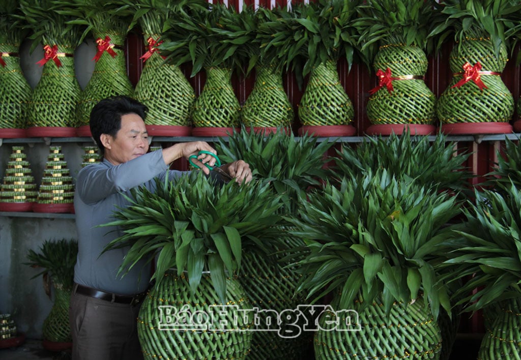 Mr. Nguyen Van Giang, from Dinh Phung village, is busy completing his OCOP 4-star lucky charm products to deliver to customers.