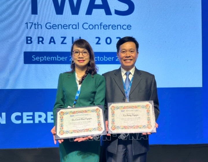 Profesora Dra. Nguyen Thi Thanh Mai y Profesor Dr. Nguyen The Hoang. (Foto: VNA)