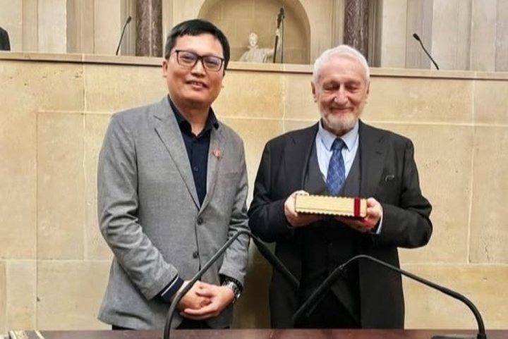 Izquierda: Prof. Asociado Dr. Nguyen Tuan Cuong. (Foto: Embajada de Francia)