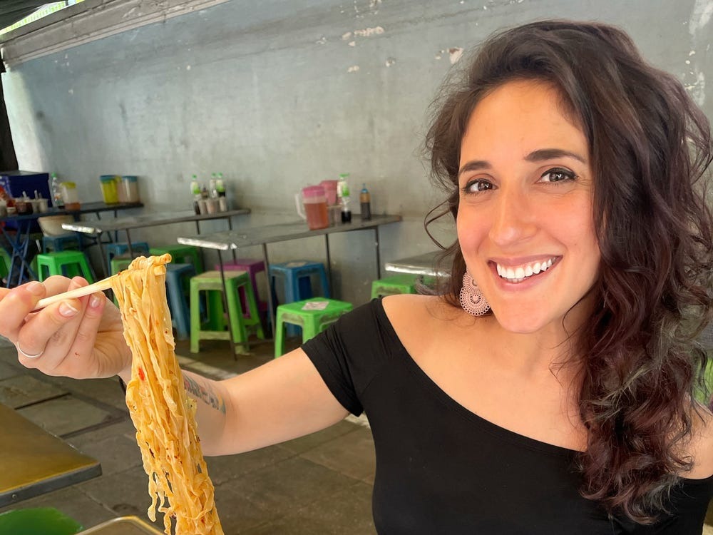 アメリカ人女性観光客が、ホーチミン市の素晴らしい料理を理由に2026年に3回ホーチミン市を再訪する - 写真1。