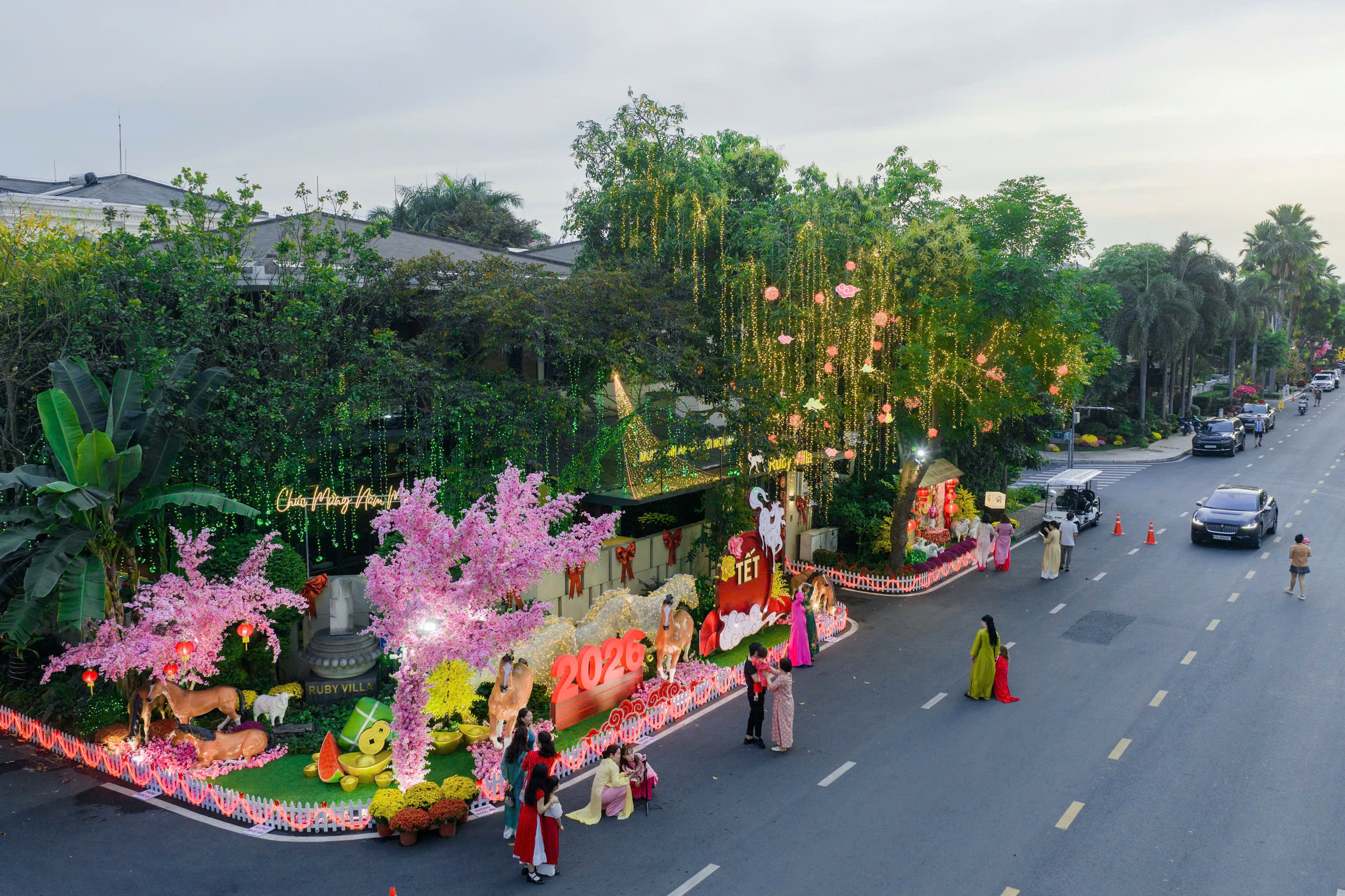 Biệt thự phố nhà giàu Phú Mỹ Hưng trang hoàng đón tết - Ảnh 7.