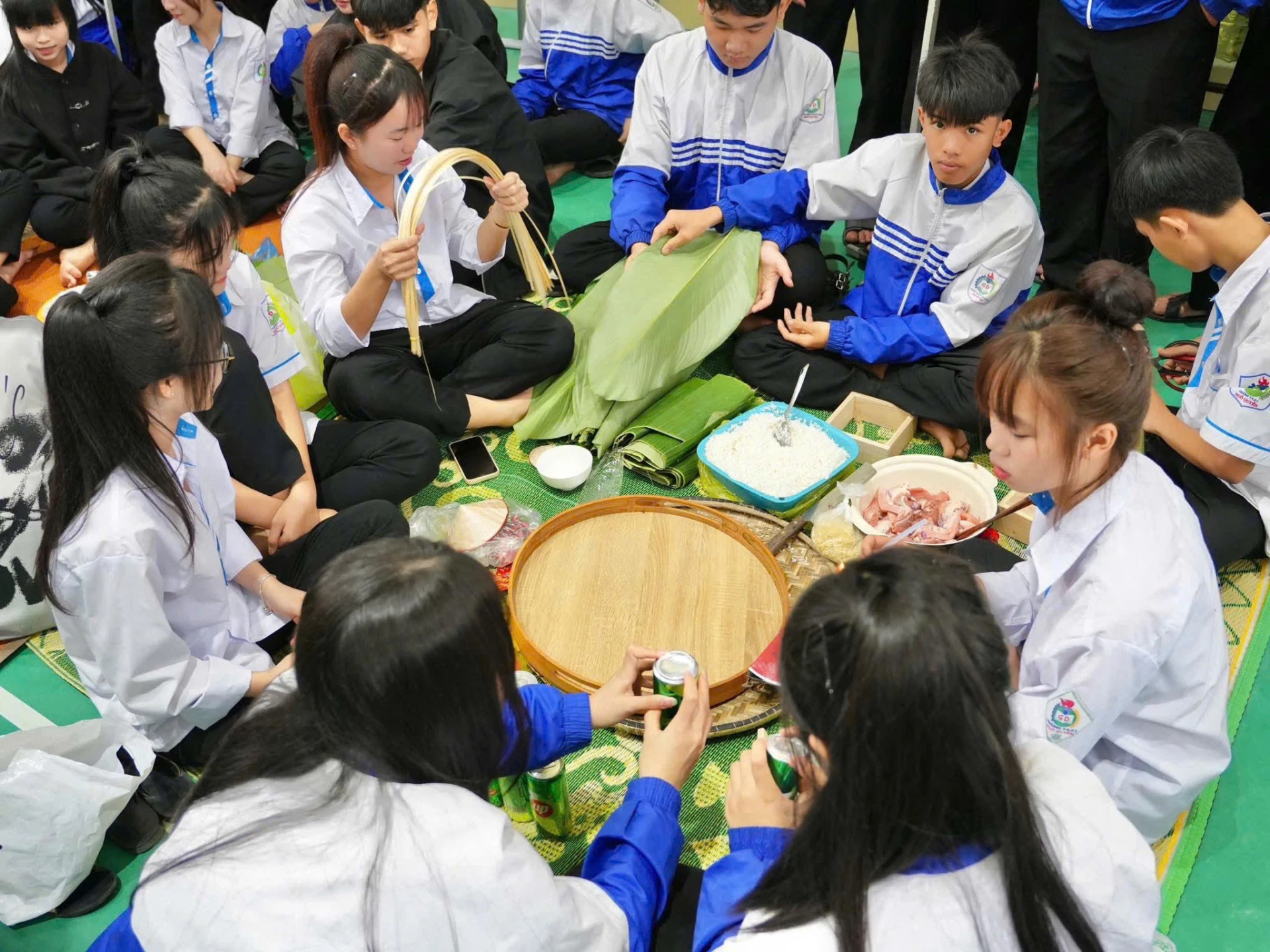 Yeşil banh chung'u (geleneksel Vietnam pirinç keki) sarmak, Tet'in (Ay Yeni Yılı) güzel bir kültürel geleneğidir.