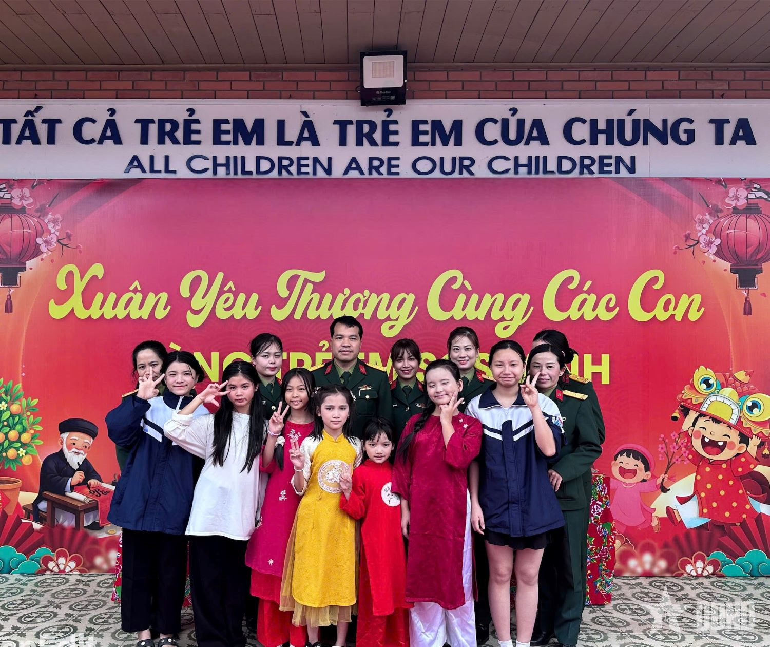 Lãnh đạo, chỉ huy và hội viên Hội Phụ nữ Lữ đoàn Thông tin 80 cùng các em nhỏ&nbsp;Làng trẻ em SOS Vinh.