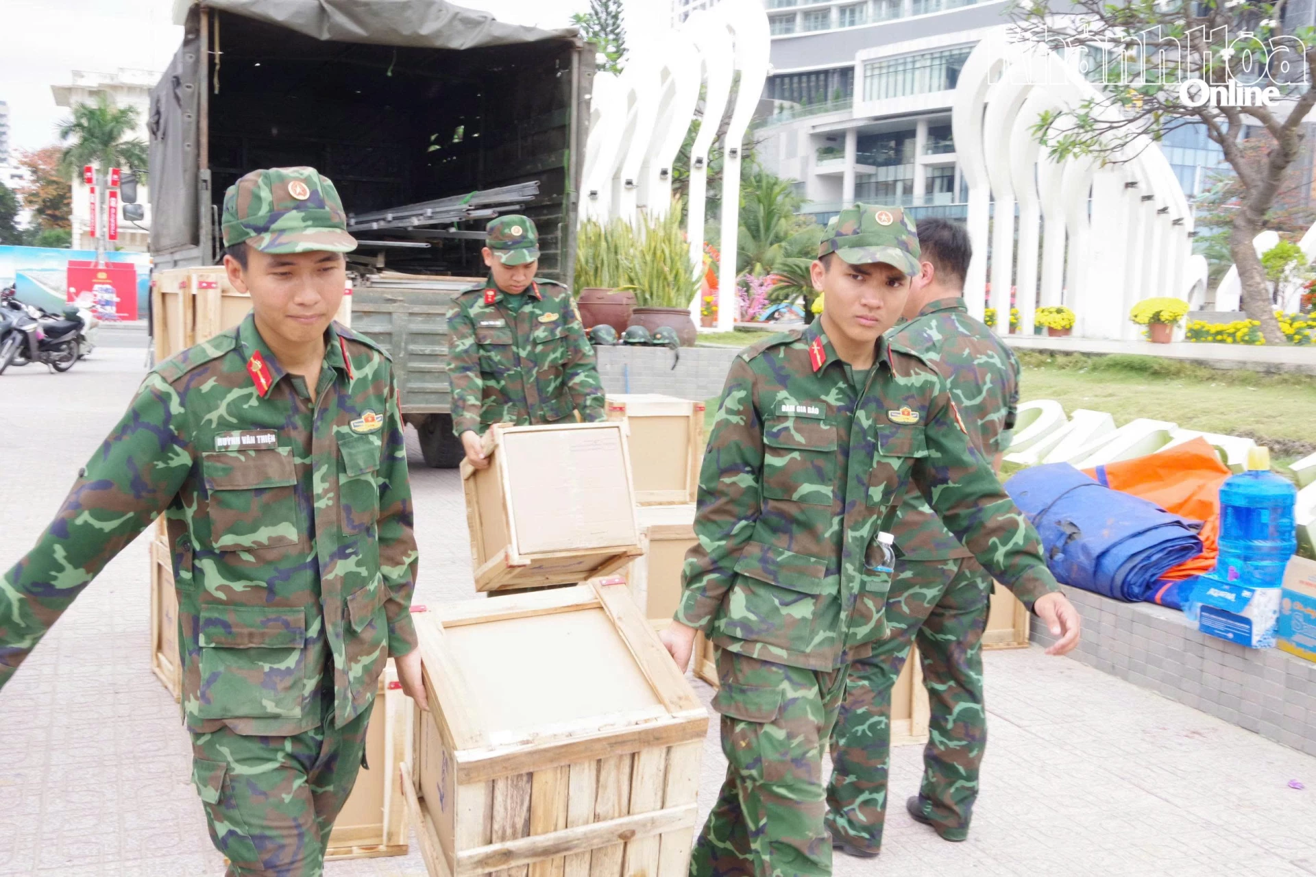 Bộ Chỉ huy Quân sự tỉnh Khánh Hòa lắp ráp, hoàn thiện các trận địa pháo hoa phục vụ đêm giao thừa - Vietnam.vn