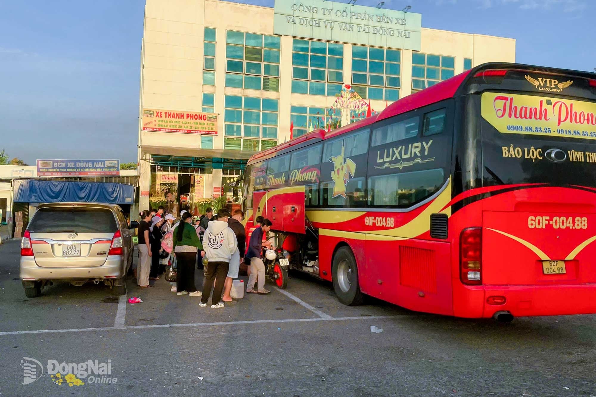Hành khách tấp nập tại Bến xe Đồng Nai (phường Tam Hiệp) trong ngày cuối cùng của năm. Ảnh: Lê Duy