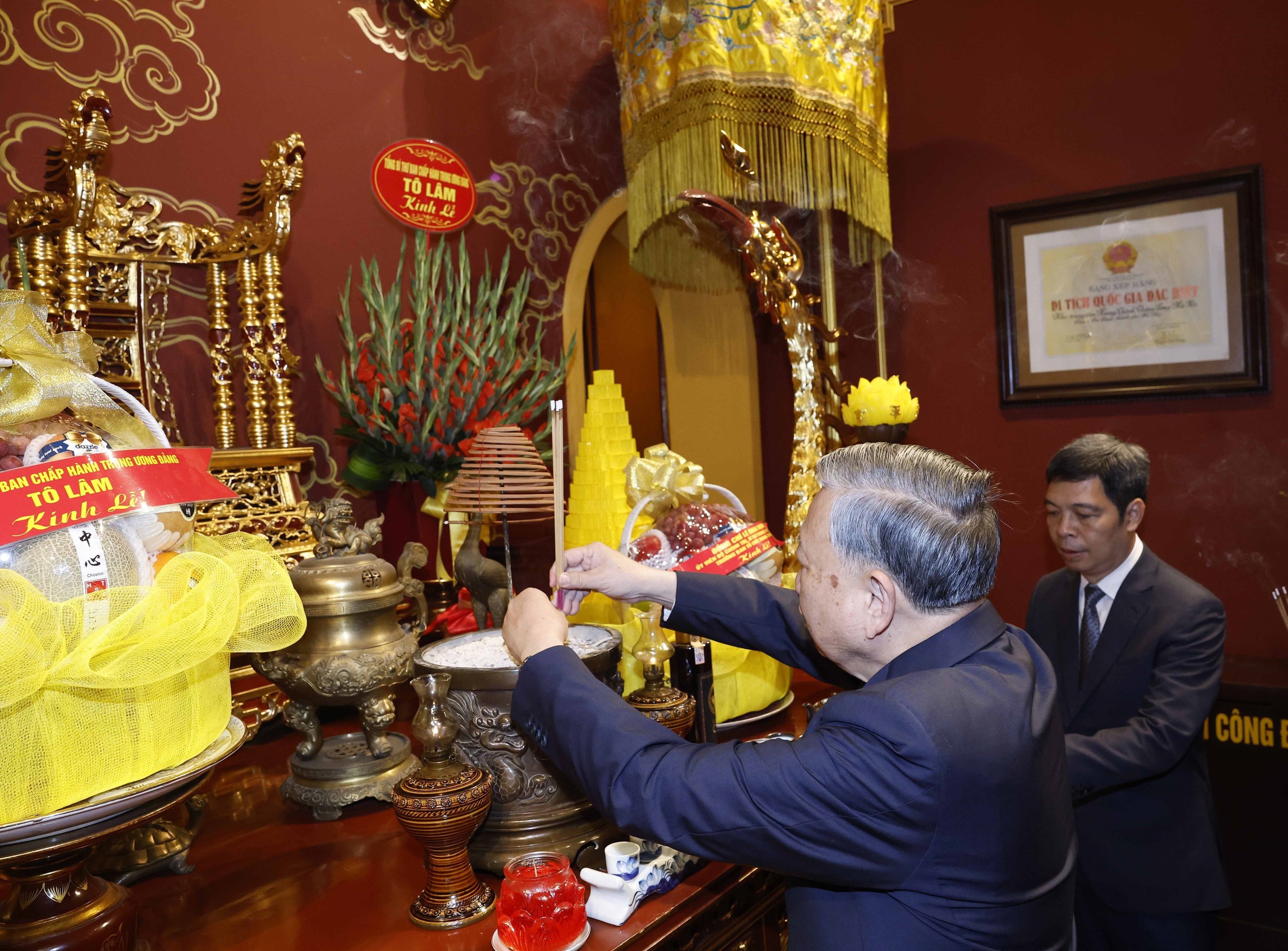 Tổng Bí thư Tô Lâm dâng hương tại Hoàng thành Thăng Long và Di tích Nhà 67- Ảnh 1.