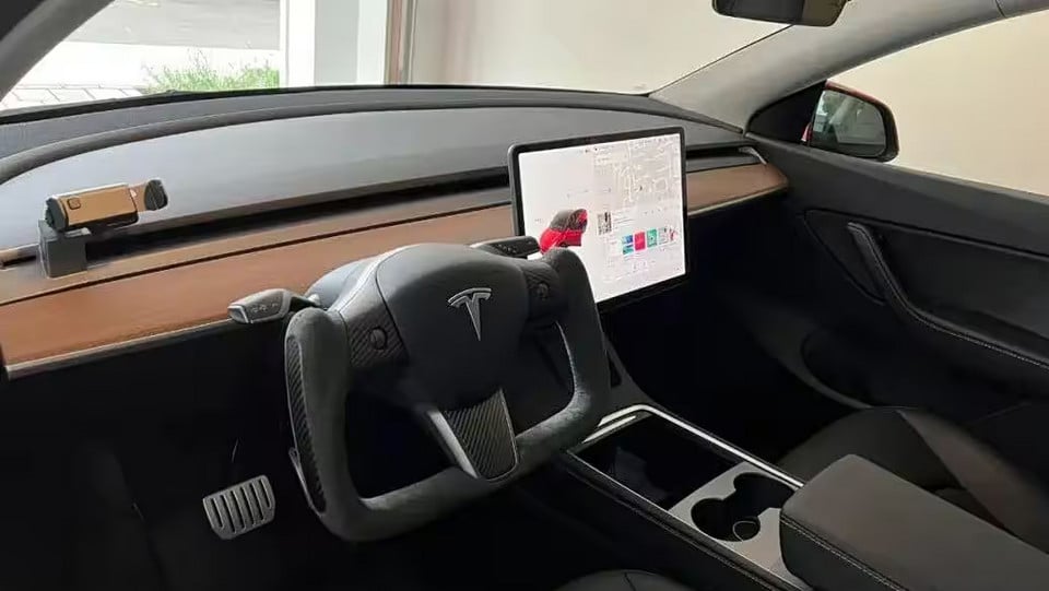 Vô lăng bán phần kiểu yoke trên xe điện
