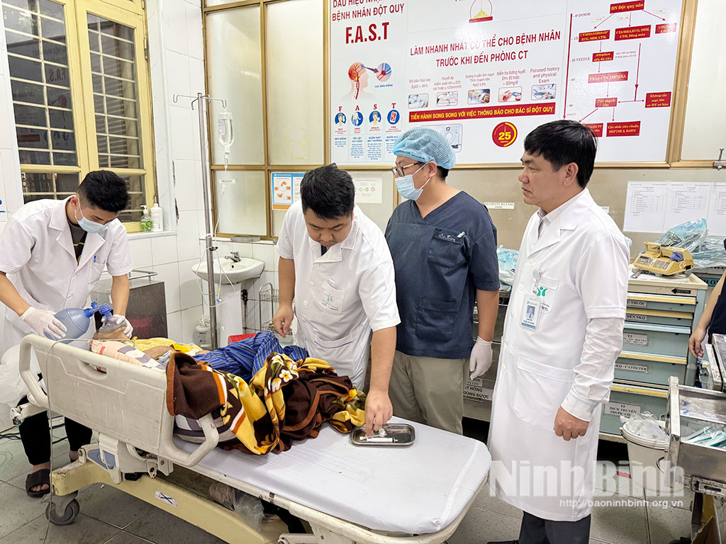 Ärzte und Krankenschwestern des Ha Nam General Hospital sind im Dienst.