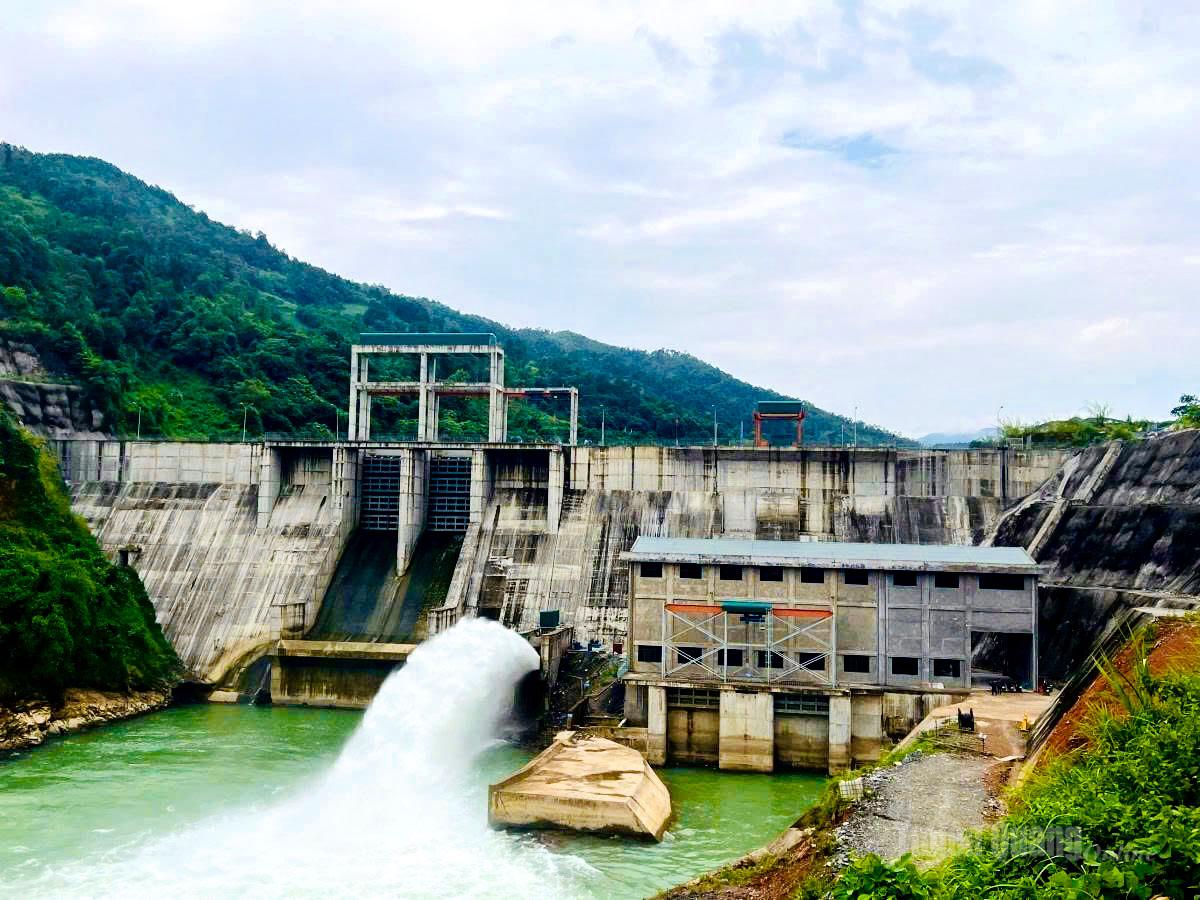 सोंग न्हीम 3 जलविद्युत संयंत्र राष्ट्रीय ग्रिड के लिए स्थिर बिजली आपूर्ति को पूरक बनाने में योगदान देता है।