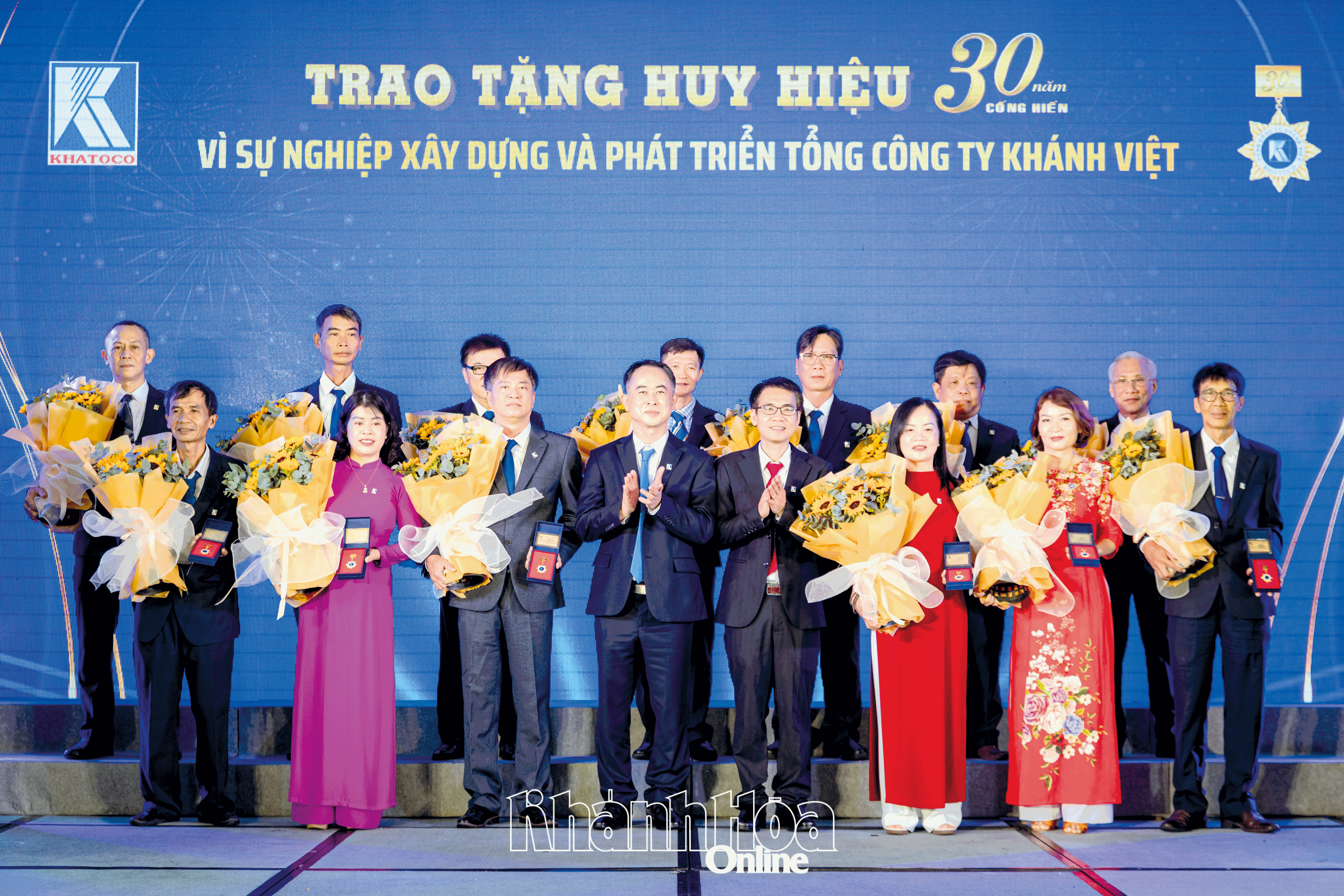 Les dirigeants de la Khanh Viet Corporation ont remis l'insigne de contribution de 30 ans aux employés à l'occasion du 42e anniversaire de la société (octobre 2025).