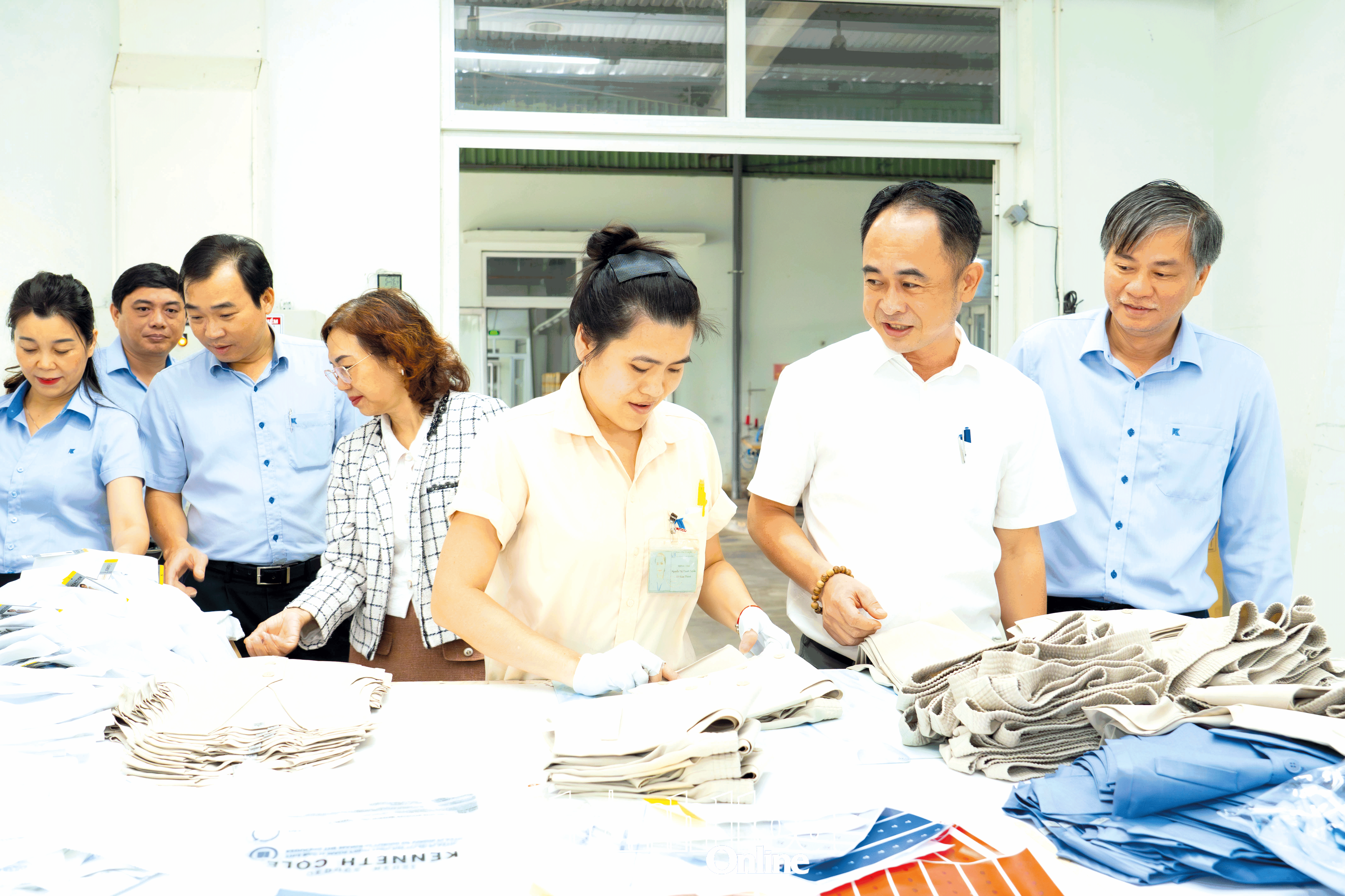 M. Tran Minh Quang, membre du conseil d'administration et directeur général de la Khanh Viet Corporation, inspecte les activités de production de l'usine de confection Khatoco.