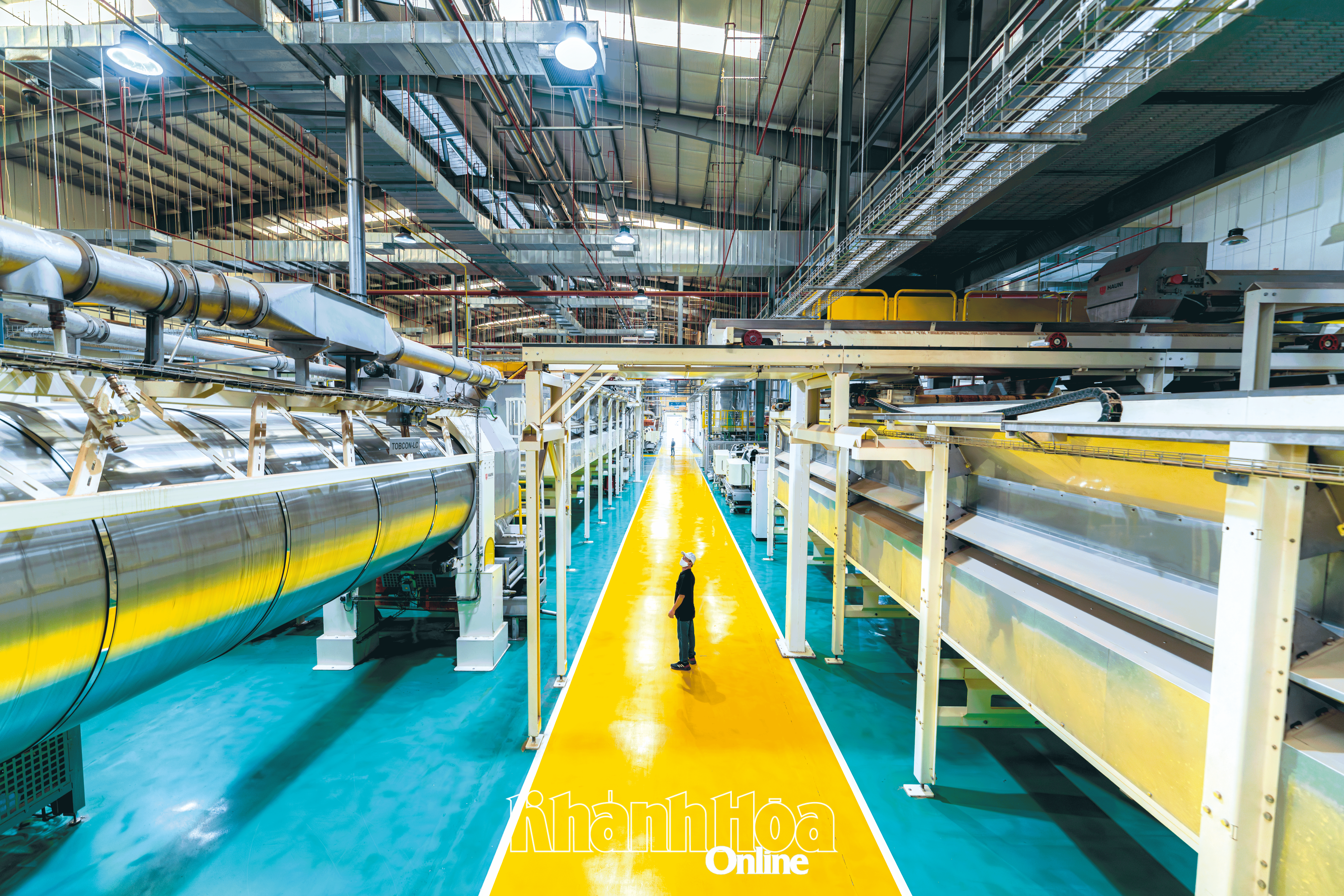La ligne de traitement des feuilles de tabac la plus moderne d'Asie du Sud-Est, à l'usine de tabac Khatoco Khanh Hoa.