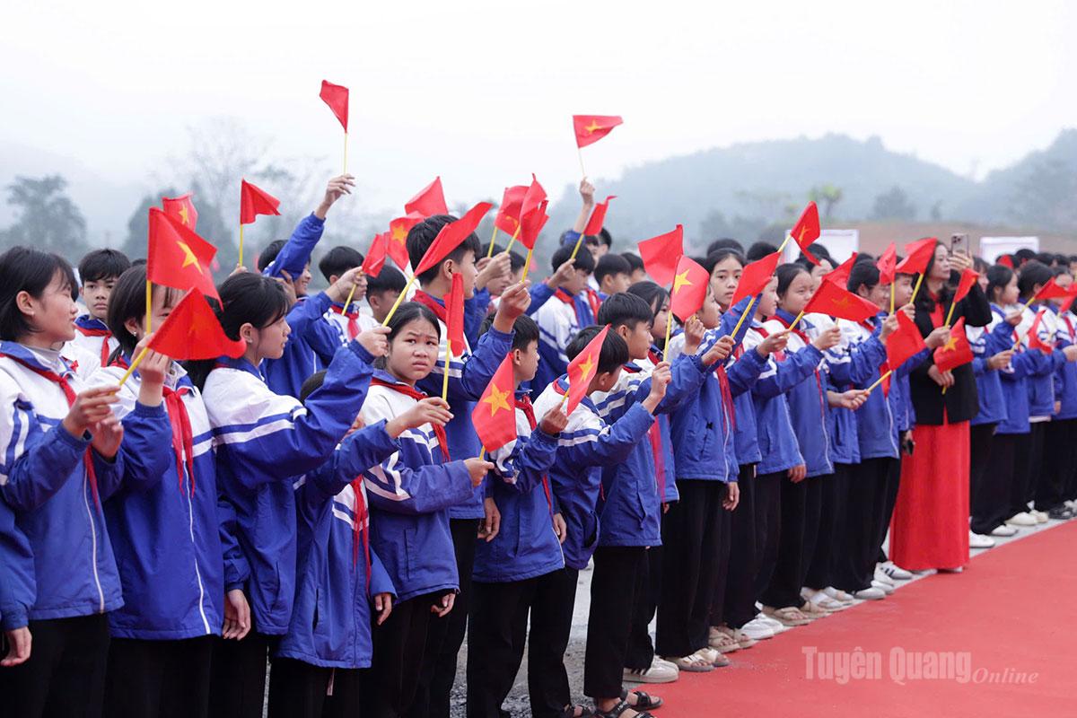 La joie des étudiants et des habitants locaux suite à l'ouverture à la circulation technique de la première phase du projet d'autoroute Tuyen Quang - Ha Giang.