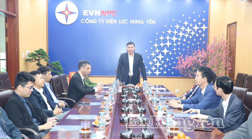 El camarada Nguyen Le Huy, vicepresidente permanente del Comité Popular Provincial, extendió saludos de Año Nuevo a los funcionarios, el personal y los trabajadores de la Compañía Eléctrica Hung Yen.
