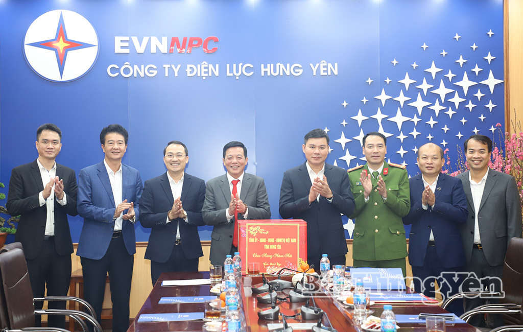 El camarada Nguyen Le Huy, vicepresidente permanente del Comité Popular Provincial, extendió saludos de Año Nuevo y entregó regalos a los funcionarios, el personal y los trabajadores de la Compañía Eléctrica Hung Yen.