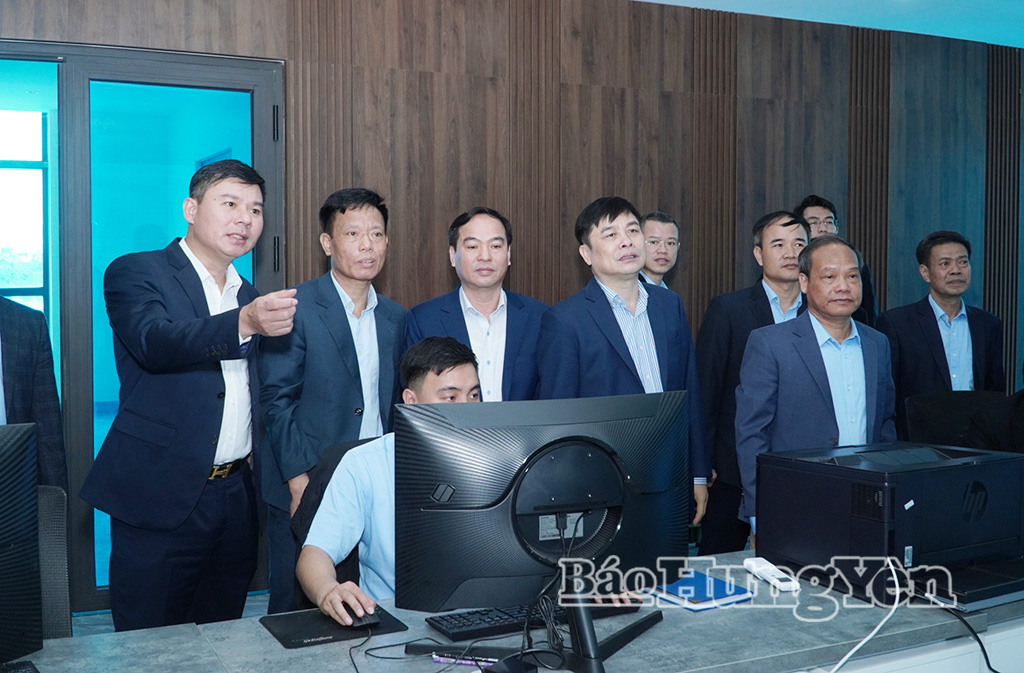 El Vicepresidente Permanente del Comité Popular Provincial y su delegación visitaron el centro de control automatizado de la Compañía Anónima de Agua Limpia Thai Binh.