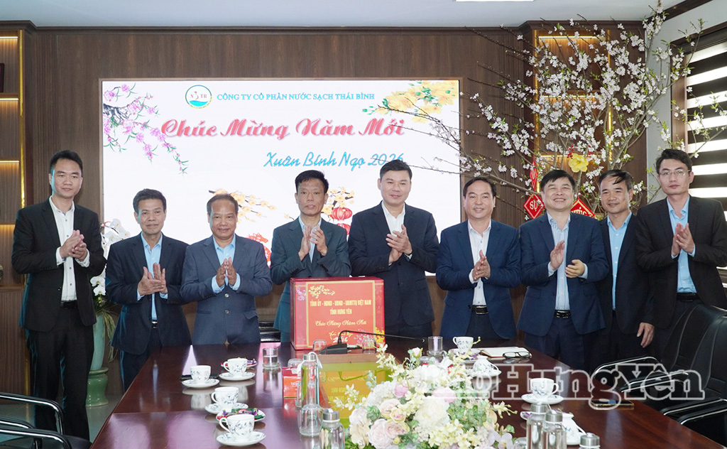 El camarada Nguyen Le Huy, Vicepresidente Permanente del Comité Popular Provincial, y su delegación entregaron obsequios del Tet a los funcionarios, el personal y los trabajadores de la Compañía Anónima de Agua Limpia de Thai Binh.