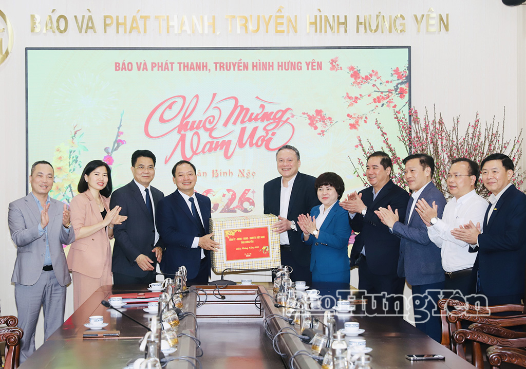 El camarada Tran Quoc Van, subsecretario del Comité Provincial del Partido y presidente del Consejo Popular Provincial, entregó regalos al periódico Hung Yen y a la estación de radio y televisión.
