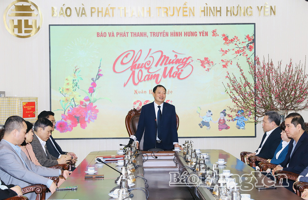 El camarada Tran Quoc Van, subsecretario del Comité Provincial del Partido y presidente del Consejo Popular Provincial, pronunció un discurso de felicitación de Año Nuevo en el periódico y la radio y televisión Hung Yen.