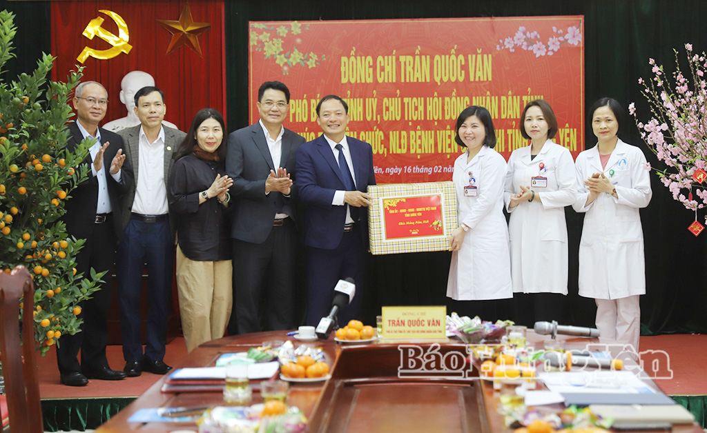 El camarada Tran Quoc Van, subsecretario del Comité Provincial del Partido y presidente del Consejo Popular Provincial, entregó regalos al Hospital Provincial de Obstetricia y Pediatría de Hung Yen.
