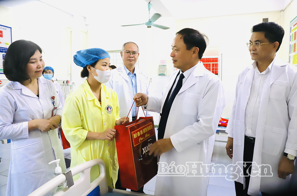 El camarada Tran Quoc Van, subsecretario del Comité Provincial del Partido y presidente del Consejo Popular Provincial, entrega regalos a los familiares de los pacientes que reciben tratamiento en el Hospital Provincial de Obstetricia y Pediatría de Hung Yen.